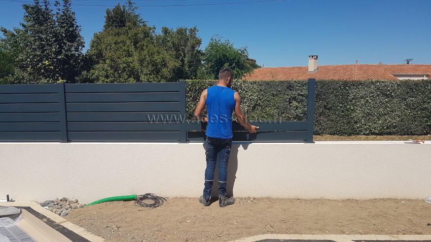 Pose de clôture pare-vue avec l'installation de portail aluminium
